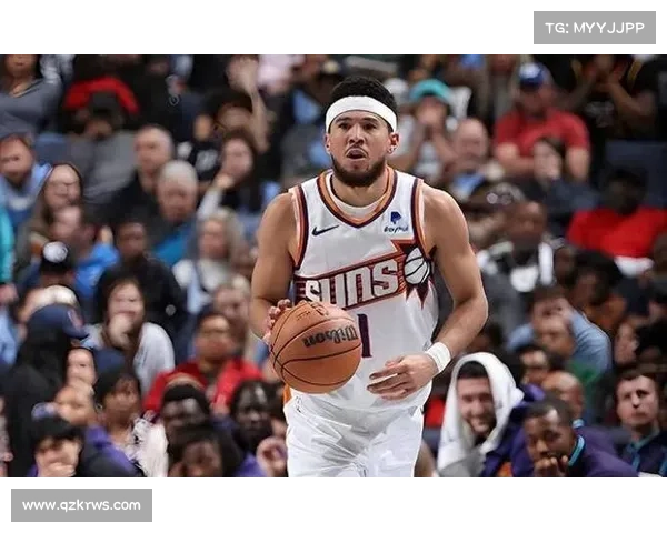 布克在比赛中如何通过领导力激励队友并提升团队士气